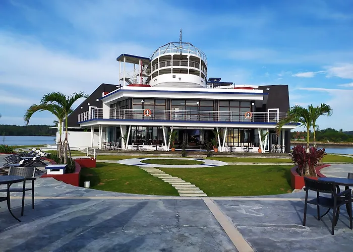 Doulos Phos The Ship Hotel